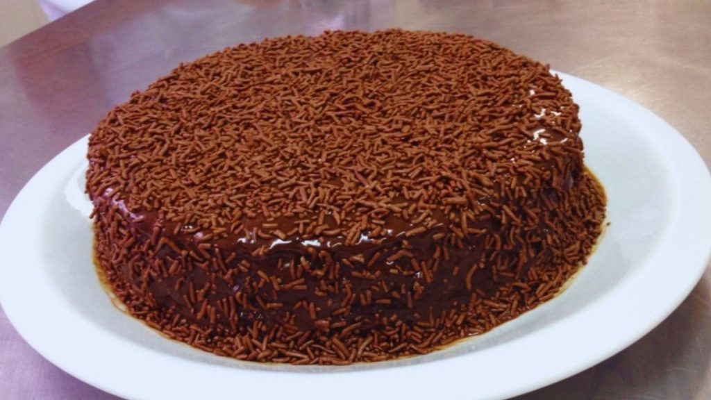 Receita de Bolo de Chocolate sem leite ou ovos!